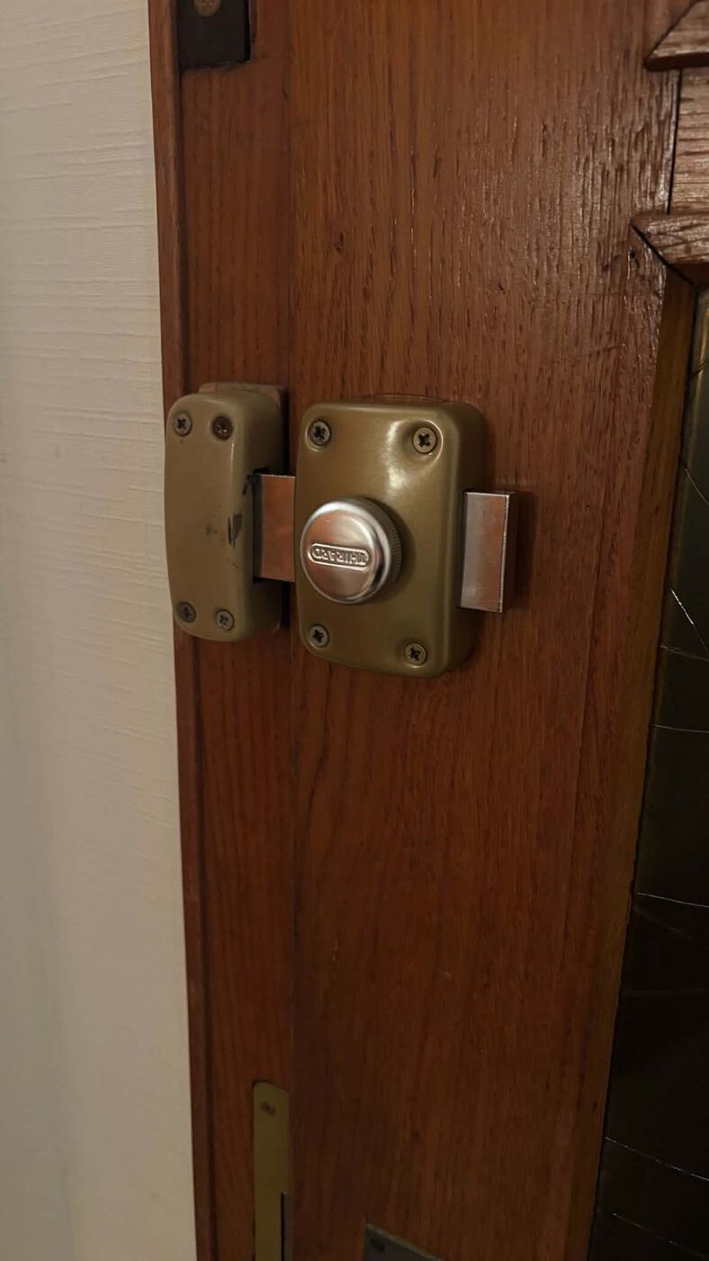 Loquet de porte intérieure remplacé